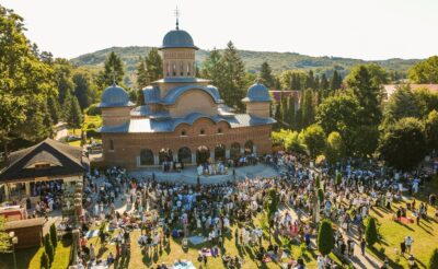 Hramul Adormirii Maicii Domnului serbat prin rugăciune și pioșenie la Noua Catedrală din Curtea de ArgeșHramul Adormirii Maicii Domnului serbat prin rugăciune și pioșenie la Noua Catedrală din Curtea de Argeș