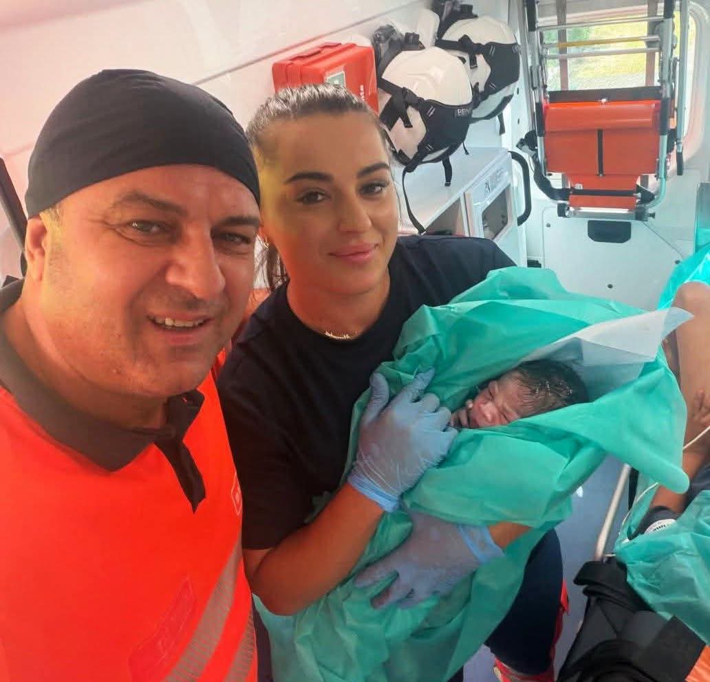 BREAKING! Emoție și profesionalism. O FETIȚĂ s-a născut în AMBULANȚĂ, ajutată de un ECHIPAJ dedicat