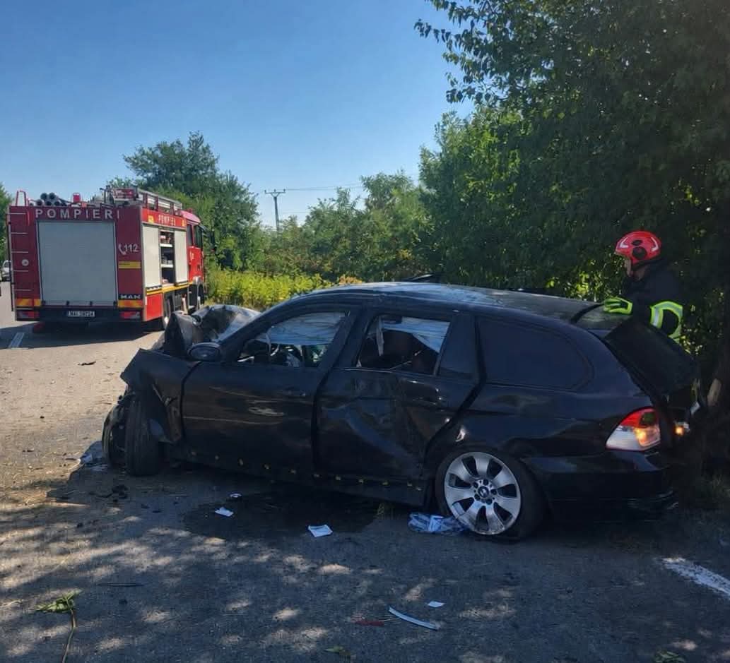 MAȘINĂ zdrobită de un COPAC pe DN 72! Elicopterul SMURD, chemat de URGENȚĂ
