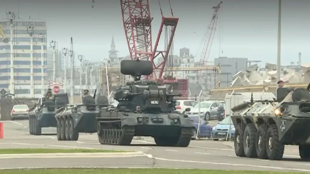 Manevre militare majore la Cincu: o mie de soldați din șapte state aliate au testat un scenariu de conflict folosind tehnică grea, tunuri și drone.