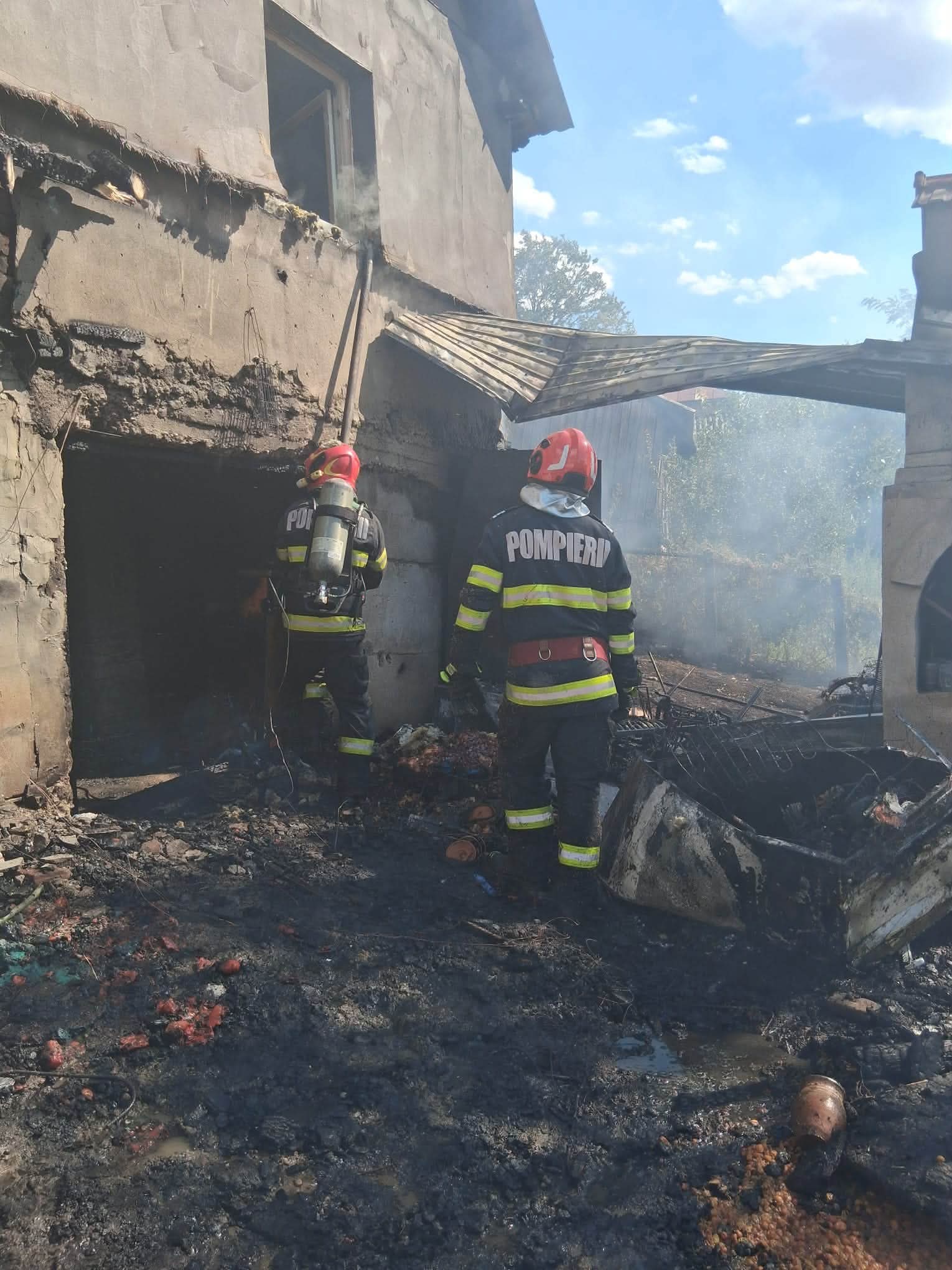 ALERTĂ! Explozie într-o gospodărie. Două victime asistate medical