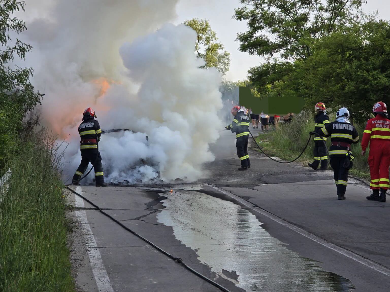 DRAMĂ în misiunea polițiștilor. Mașină în FLĂCĂRI după o URMĂRIRE ca-n filme!