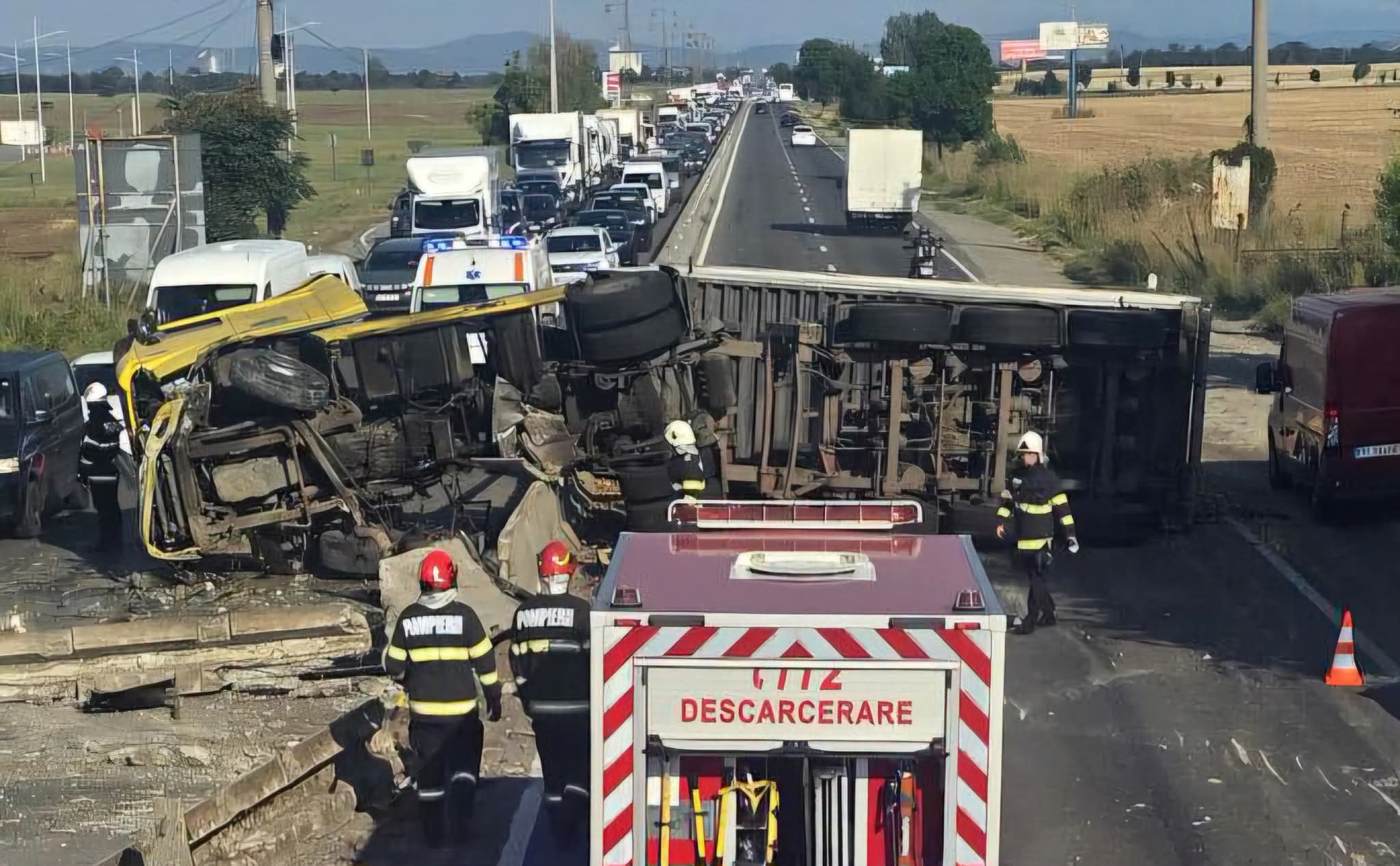 GRAV accident. Un TIR plin cu LEGUME s-a răsturnat.TRAFIC blocat