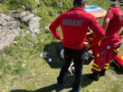 VIDEO! Turistul de la cabana Capra asistat de paramedicii de pe Elicopterul SMURD