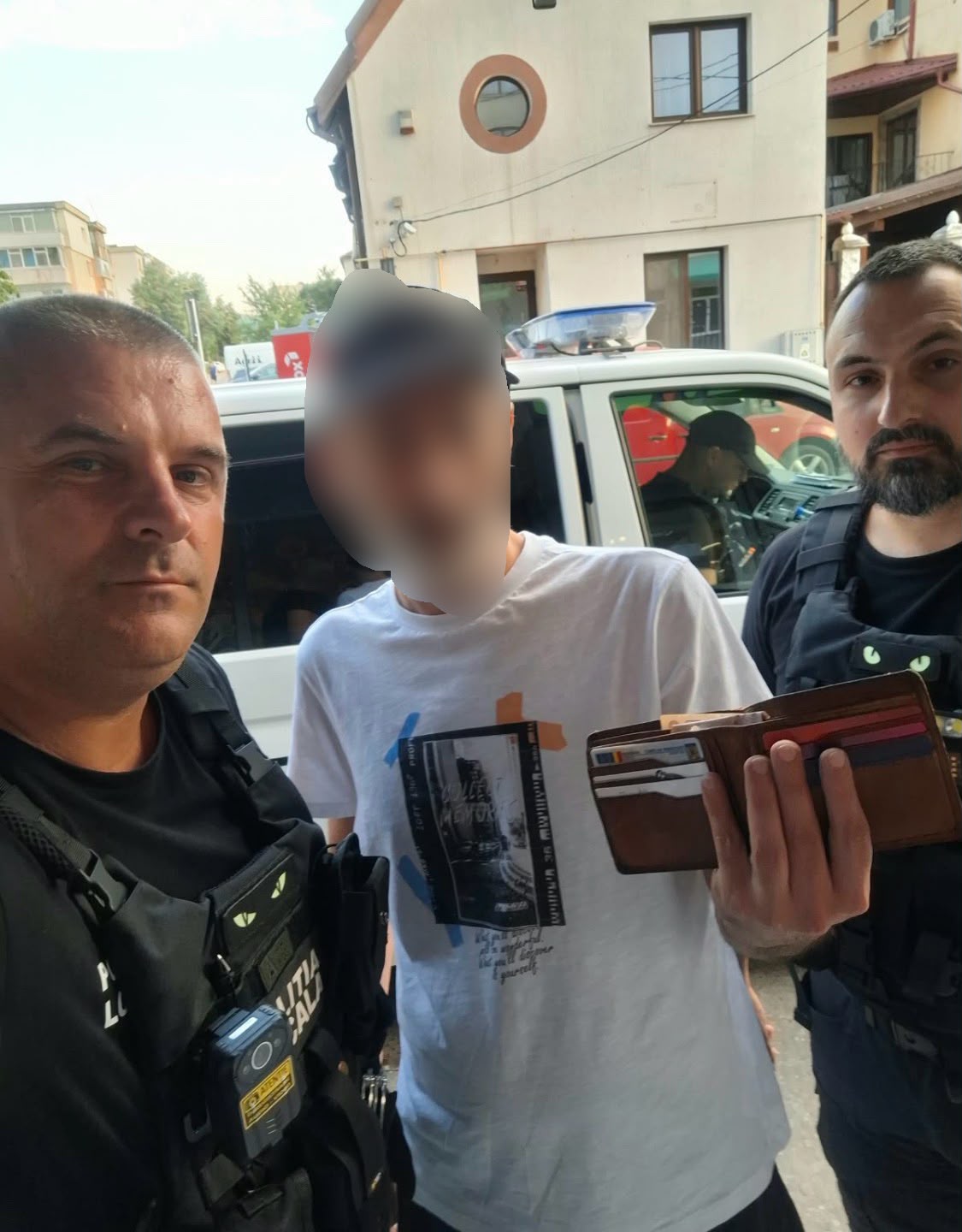 BREAKING! Portofel plin cu BANI și CARDURI, restituit PROPRIETARULUI de catre un ECHIPAJ al Poliției Locale