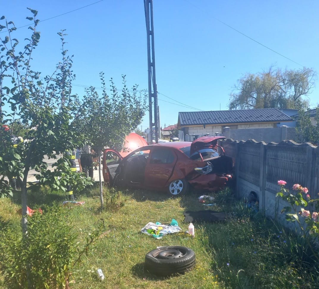 ACUM! Impact VIOLENT între două MAȘINI. O femeie, la un pas de TRAGEDIE