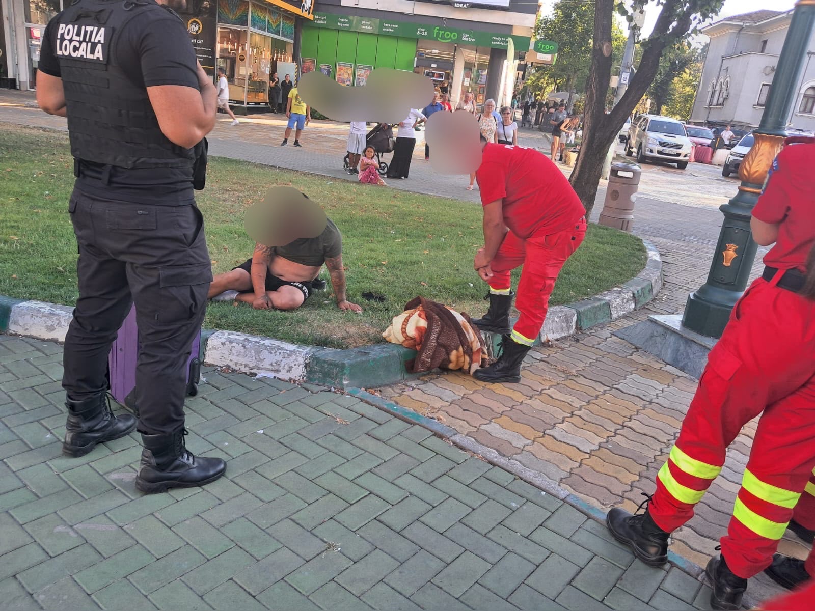 ACUM. Scandal de PROPORȚII în centrul Piteștiului. Beți CRIȚĂ, recalcitranți și cu COPIII pe trotuar la CERȘETORIEI!