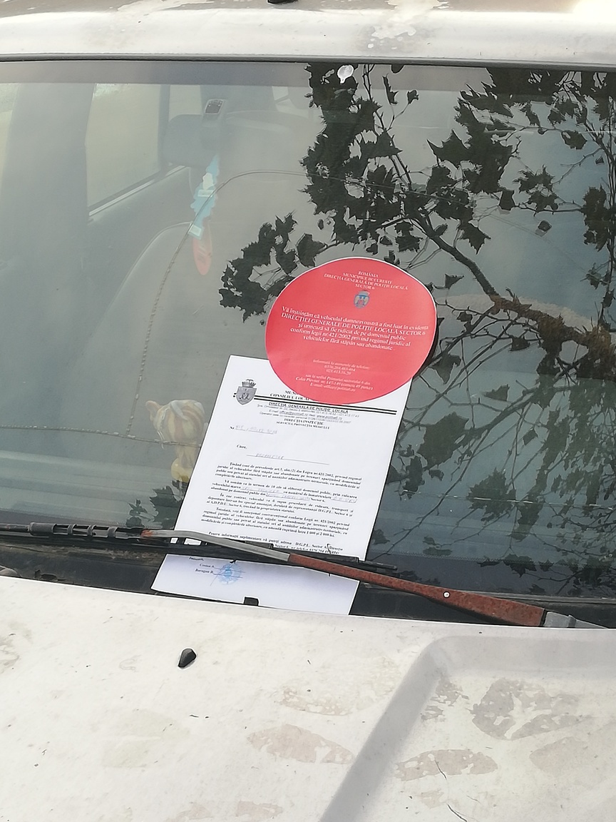 „Mașinile cu bulină”, noua țintă a Poliției Locale! Peste 1.100 de rable ocupă locuri de parcare