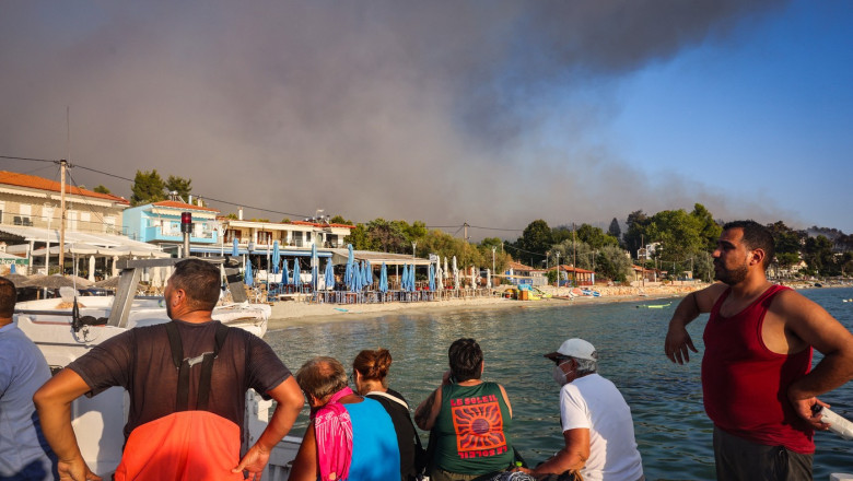 VACANȚĂ DE COȘMAR în Halkidiki! Români EVACUAȚI din calea flăcărilor, fără bagaje, în șlapi și costume de baie! Scene DRAMATICE!