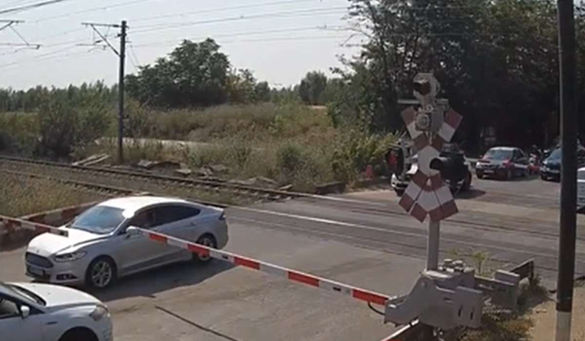 Pericol uriaș la bariera Petricani! Șoferii au intrat pe calea ferată înainte ca barierele să se ridice complet. Trenul putea apărea în orice clipă!
