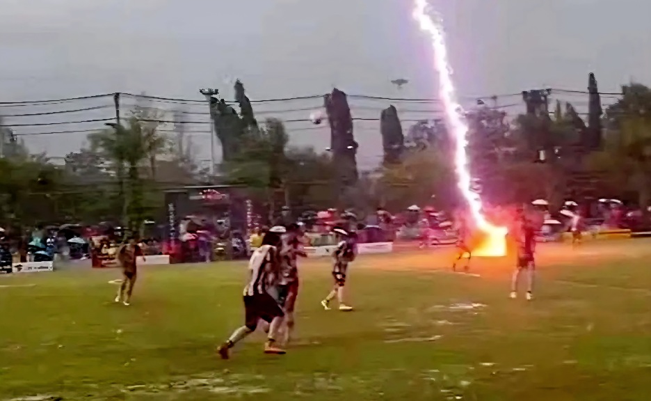 TRAGEDIE CUMPLITĂ PE TERENUL DE FOTBAL! Un jucător de doar 24 de ani a murit după ce a fost lovit de fulger!