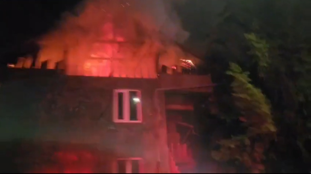 Chiar acum! O vilă arde în Argeș. Două persoane au făcut atac de panică