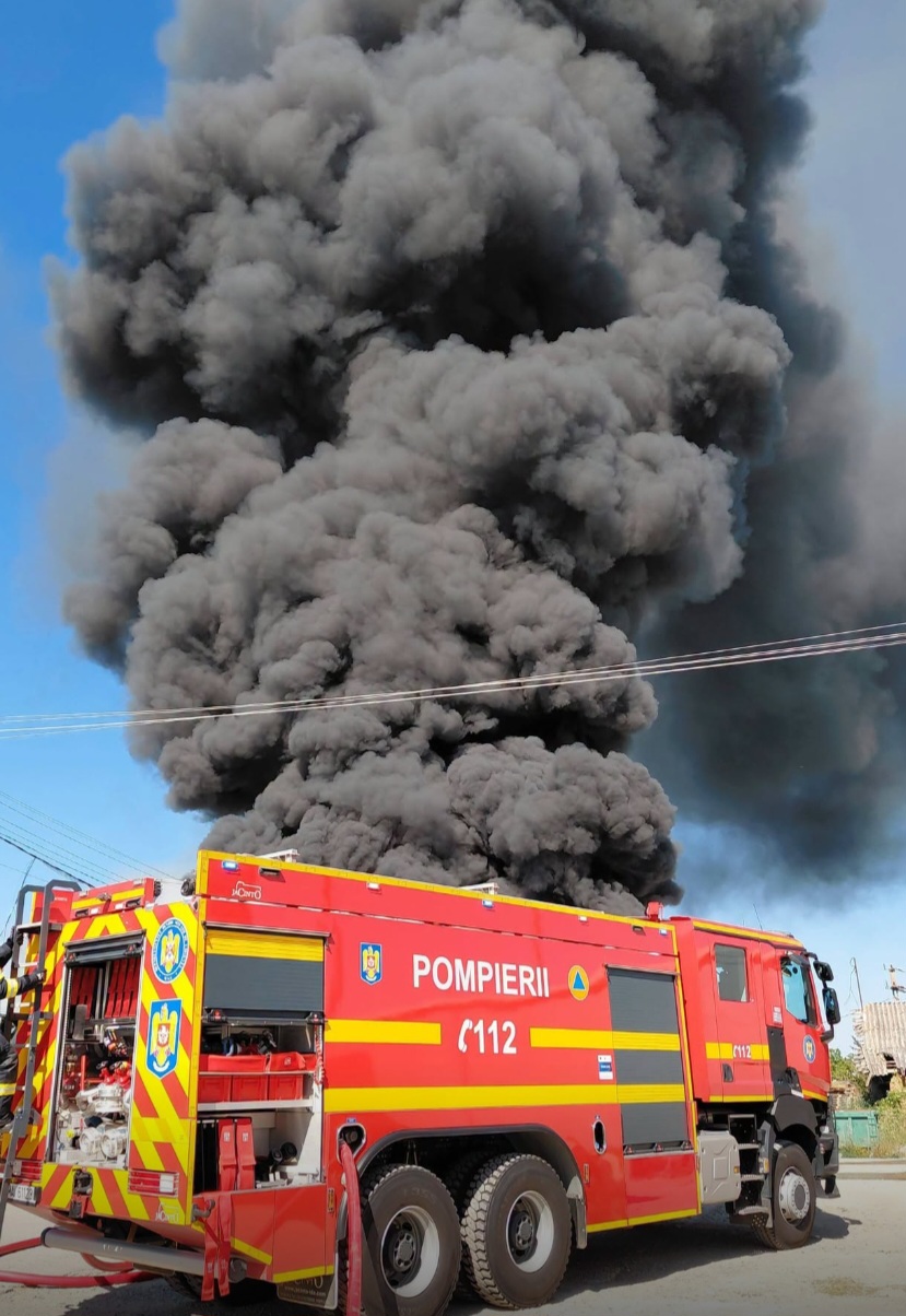 ALERTĂ! Incendiu de PROPORȚII la un DEPOZIT de reciclat DEȘEURI! Flăcările au cuprins o HALĂ de depozitare și prelucrare. A fost EMIS mesaj Ro-Alert din cauza DEGAJĂRILOR mari de fum
