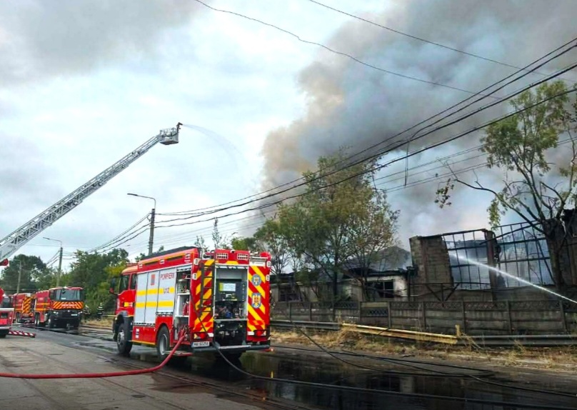INCENDIU violent în apropierea unei RAFINĂRII. O hală plină cu DILUANȚI și patru AUTOVEHICULE, mistuite de FLĂCĂRI