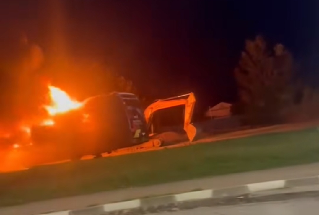 INCENDIU violent. Un AUTOCAR și două AUTOUTILITARE, cuprinse de flăcări
