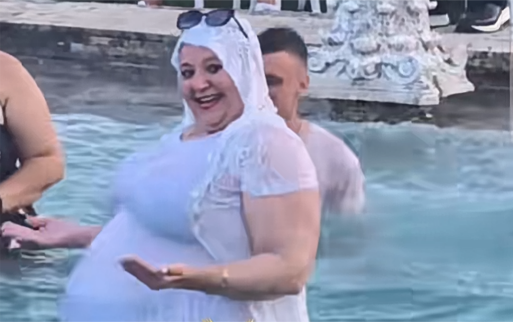Diana Șoșoacă, surprinsă dansând îmbrăcată în piscină la școala de vară S.O.S. România! Imagini incredibile!