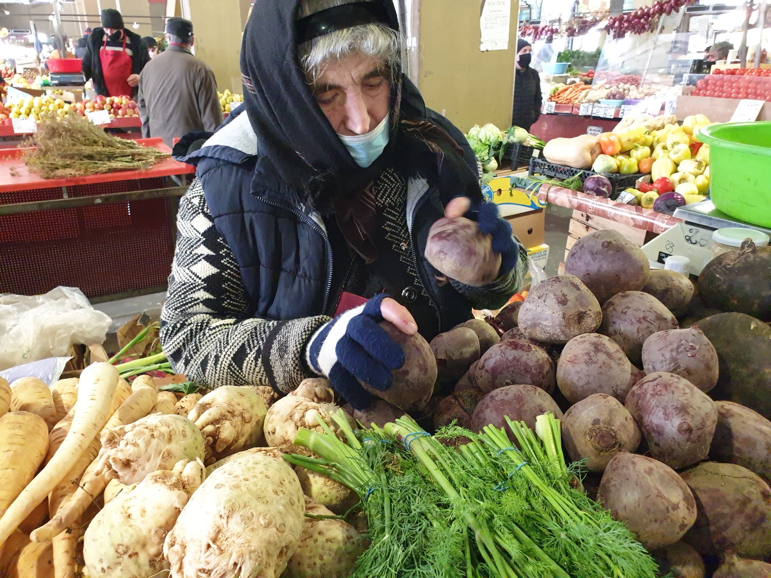 DOAMNE, CE-I FACEȚI?!” Bătrânică în lacrimi, după ce a rămas fără marfă pe stradă. Fructele și legumele, împrăștiate pe trotuar