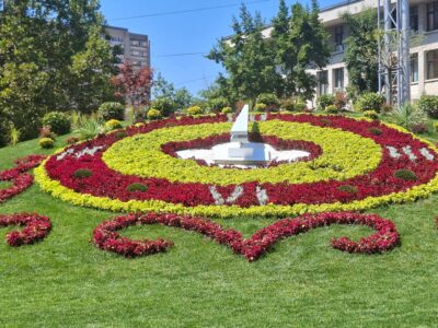 De acum, întâlnirile se dau la noul Ceas Floral! Piteștiul are cea mai spectaculoasă atracție urbană din România