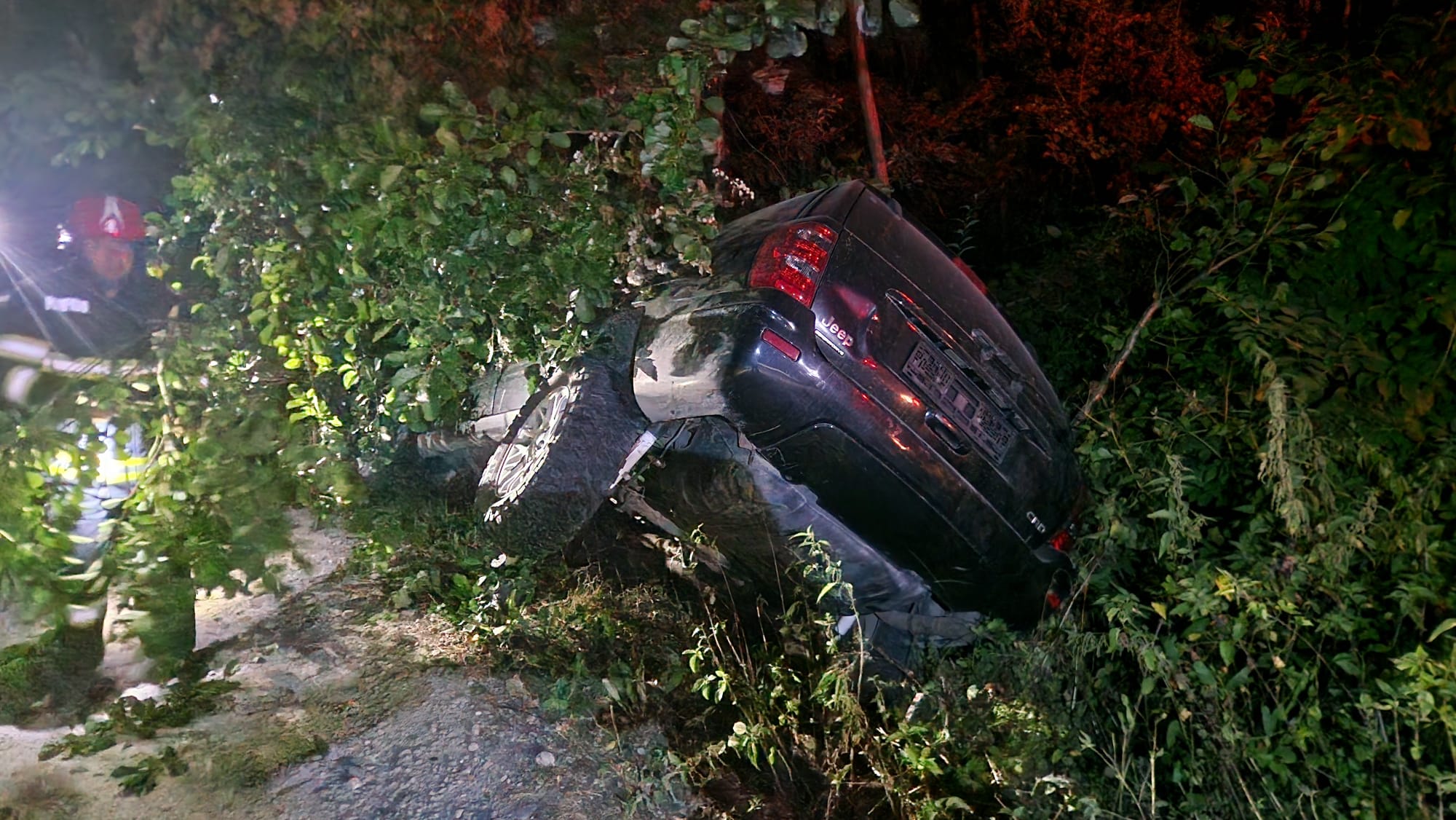 ARGEȘ. ALERTĂ în miez de noapte! A zburat cu mașina în râpă! 