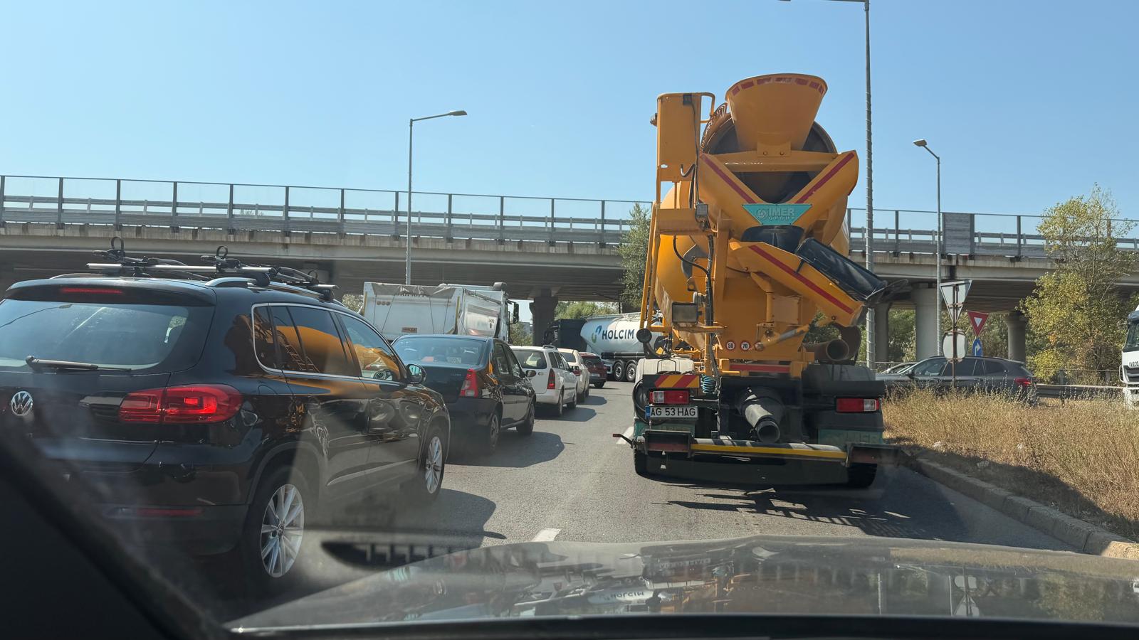 ACUM! TRAFIC INFERNAL la PODUL VIILOR! Se circulă bară la bară!