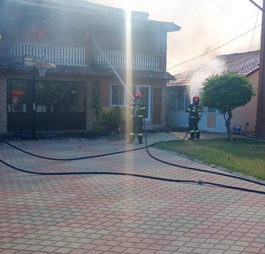 INCENDIU DEVASTATOR în Argeș! Casă mistuită de FLĂCĂRI! DOuă persoane rănite!