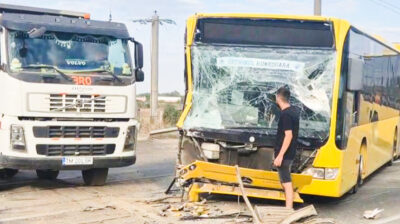 ACCIDENT GRAV! A intrat cu CAMIONUL într-un AUTOBUZ cu 40 de PASAGERI! S-a intervenit de urgență!