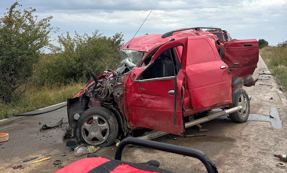 TRAGEDIE! Mașină STRIVITĂ de DOUĂ TIR-uri! Un bărbat a murit pe loc!