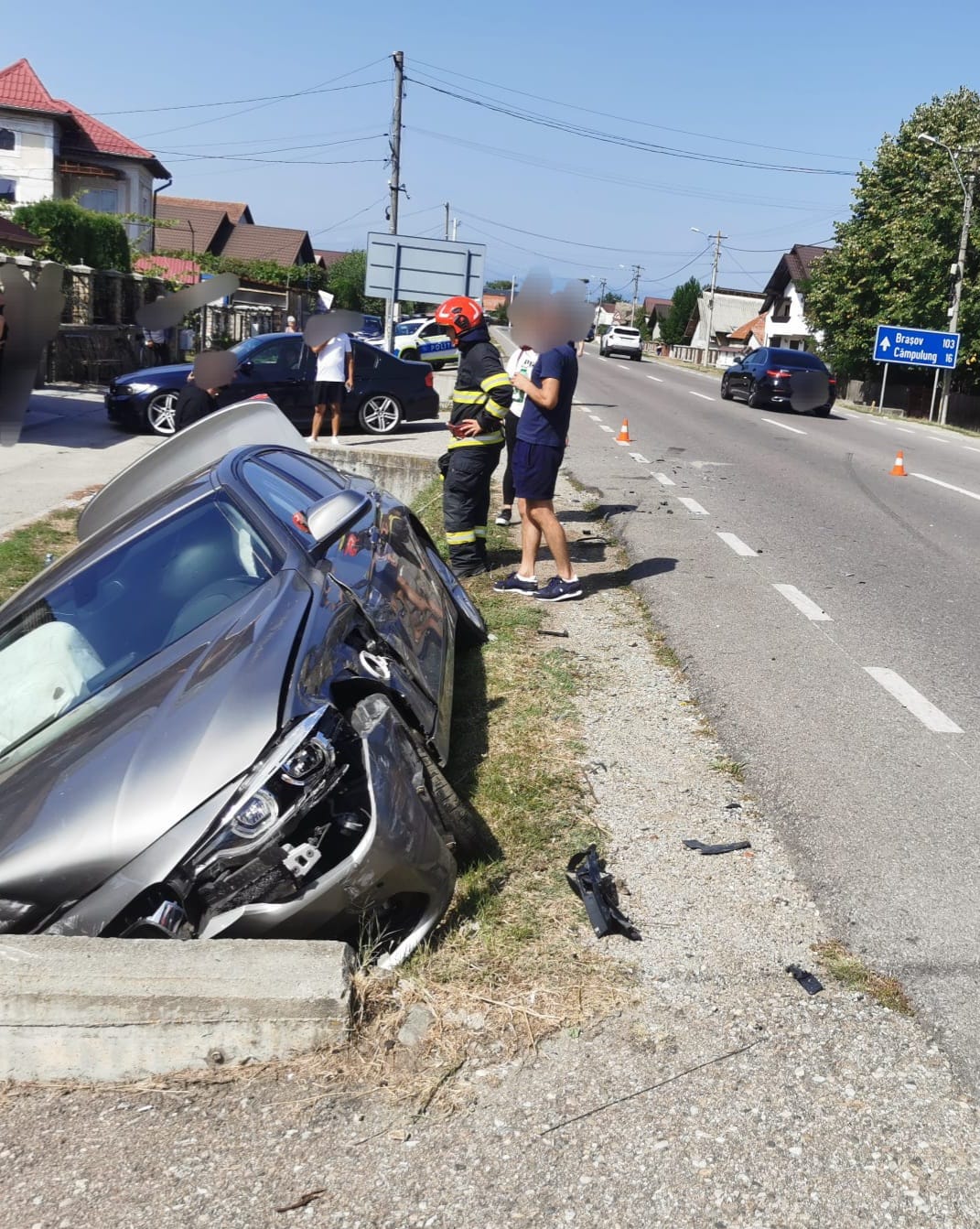 IMPACT VIOLENT între două mașini în Argeș! Pompierii au intervenit de urgență