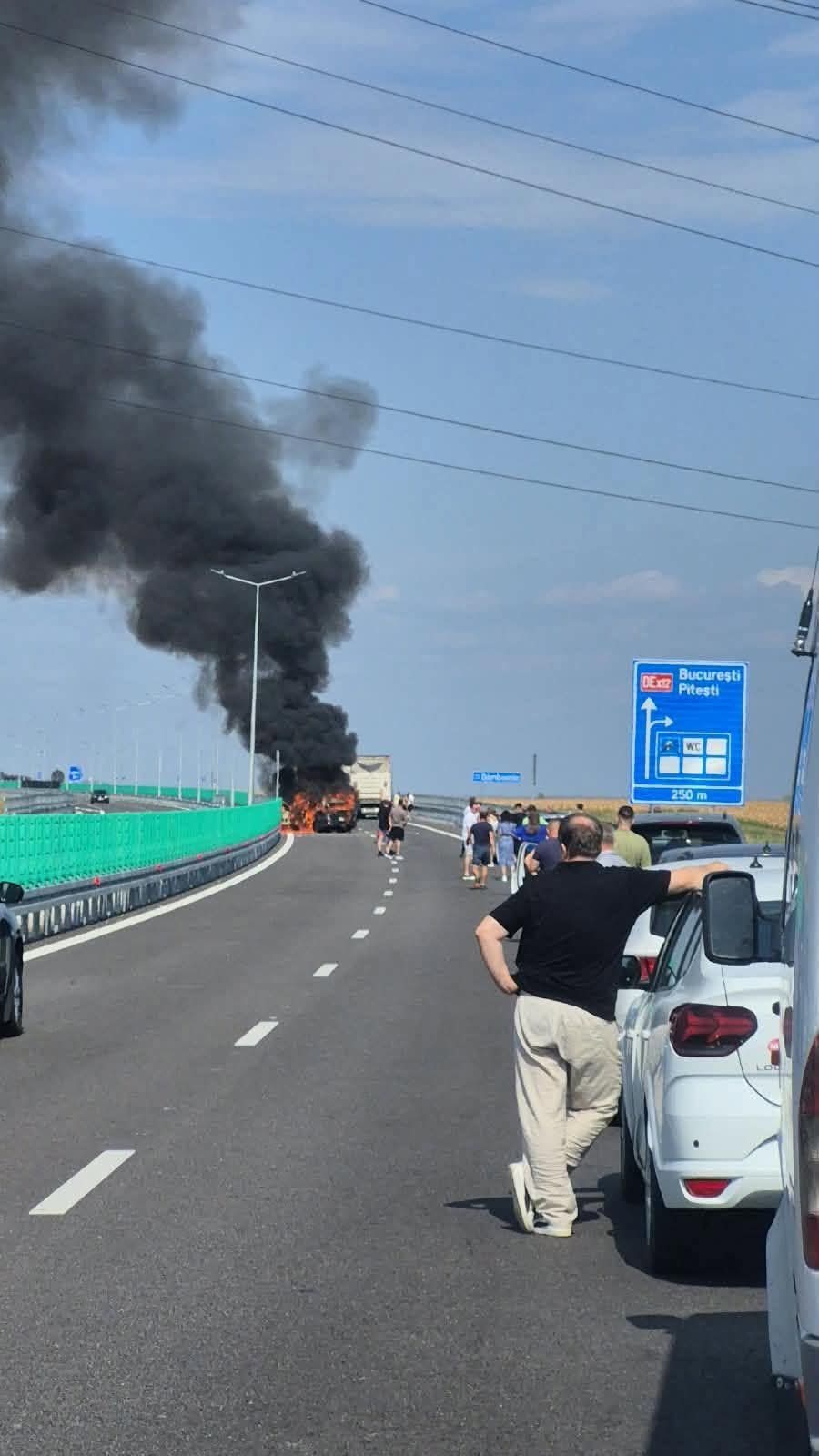ACCIDENT ȘI INCENDIU PE DEx12! Mașină cuprinsă de flăcări pe sensul spre București. Intervenție de urgență