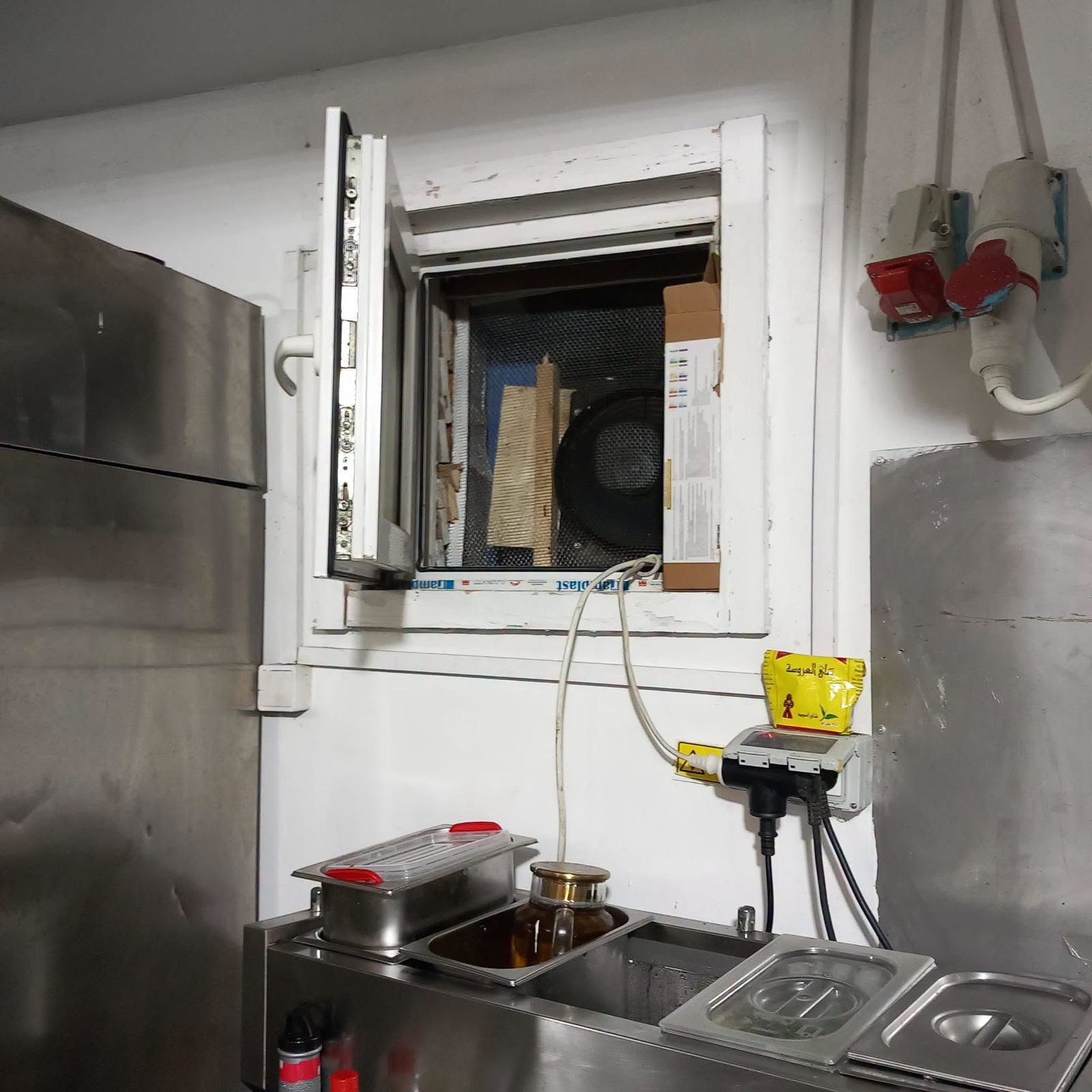 ANPC a dat amenzi RECORD! Alimente expirate, MUCEGAI, RUGINĂ și jucării periculoase, printre NEREGULI! 750 de amenzi și 30 de firme ÎNCHISE!