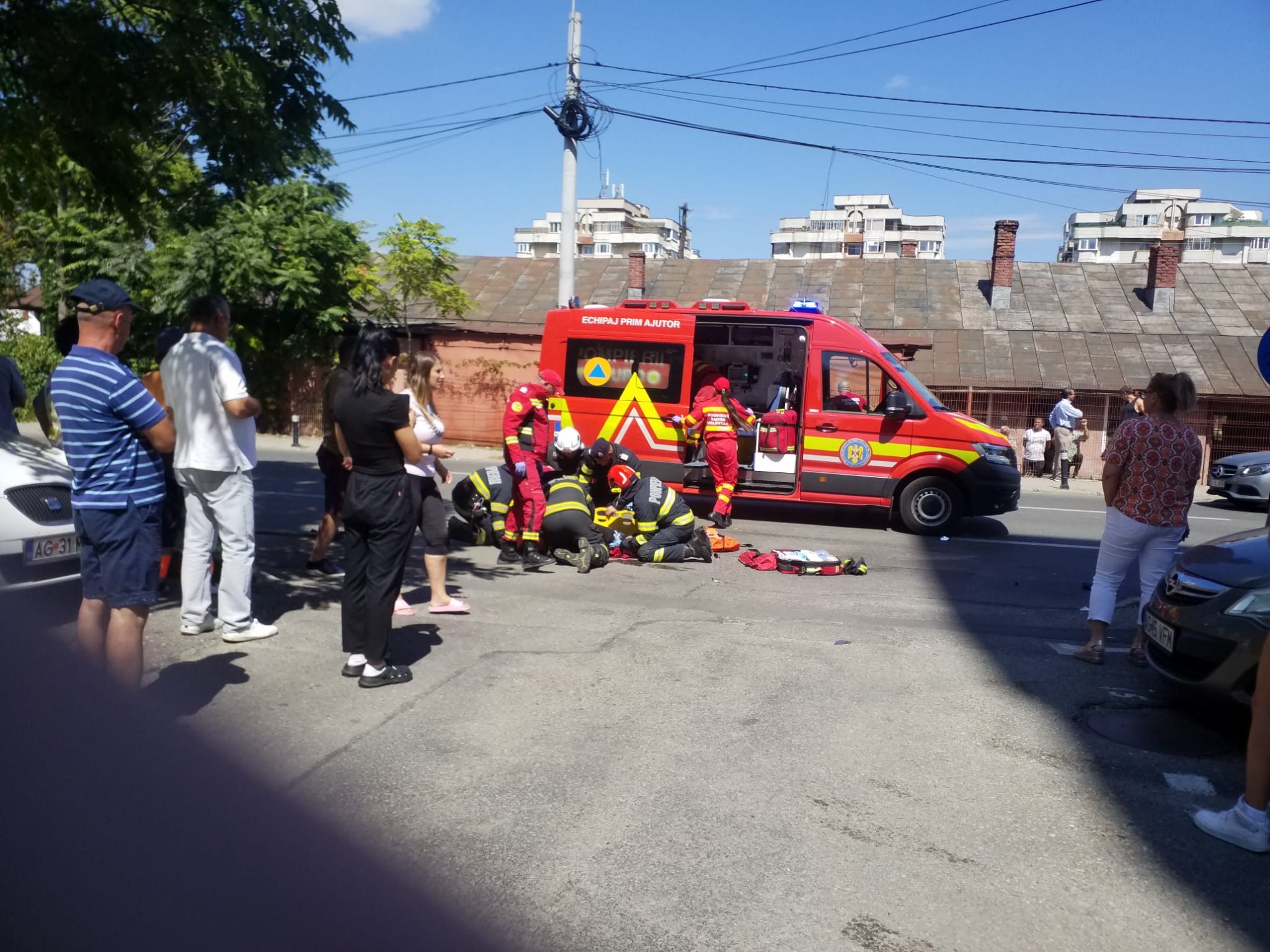 ACUM. ACCIDENT GRAV pe Frații Golești, în Pitești. Impact VIOLENT între o mașină și o motocicletă! Bărbat preluat de SMURD! VIDEO! 