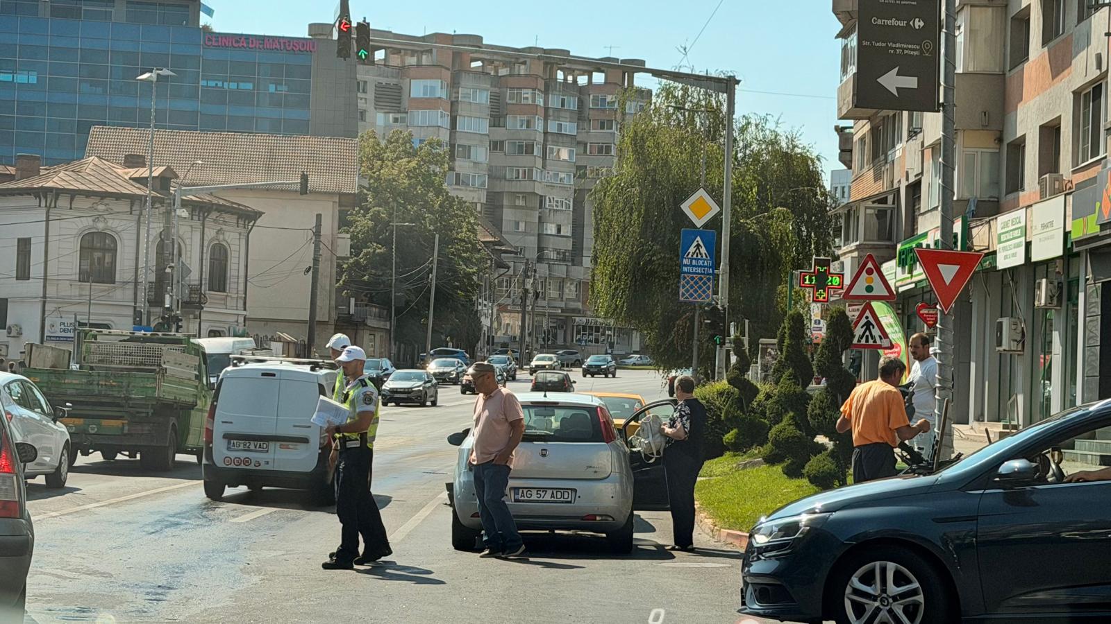 EXCLUSIV! ACCIDENT cu 3 mașini în Târgu din Vale! POLIȚIA la fața locului! GALERIE FOTO!