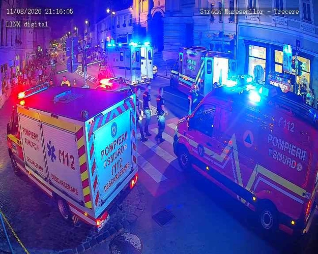CARNAGIU PE STRADĂ! Un AUTOTURISM a spulberat mai mulți PIETONI de pe trotuar