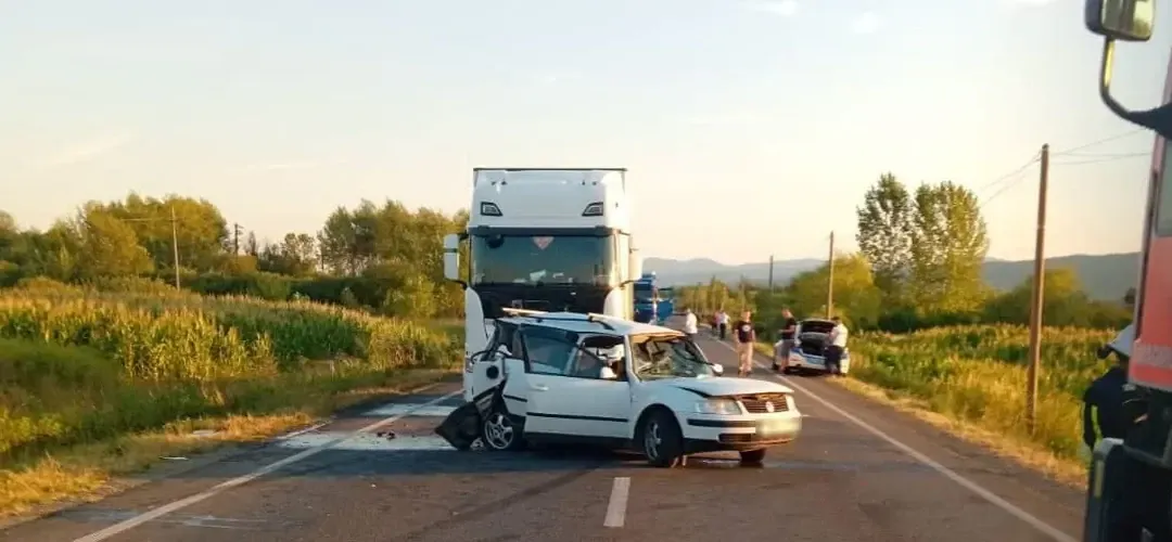 ÎNFIORĂTOR! Un TÂNĂR de 16 ani se ZBATE între VIAȚĂ și MOARTE! Mașină SPULBERATĂ de TIR!