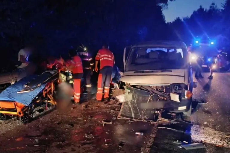 Accident înfiorător! Impact devastator între două mașini și un microbuz! Patru persoane duse de urgență la spital! 