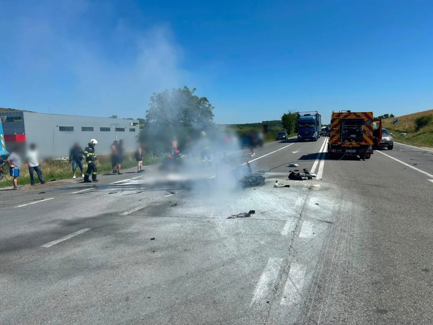 Acum! Un motociclist se zbate între viață și moarte! Impact devastator cu un TIR!