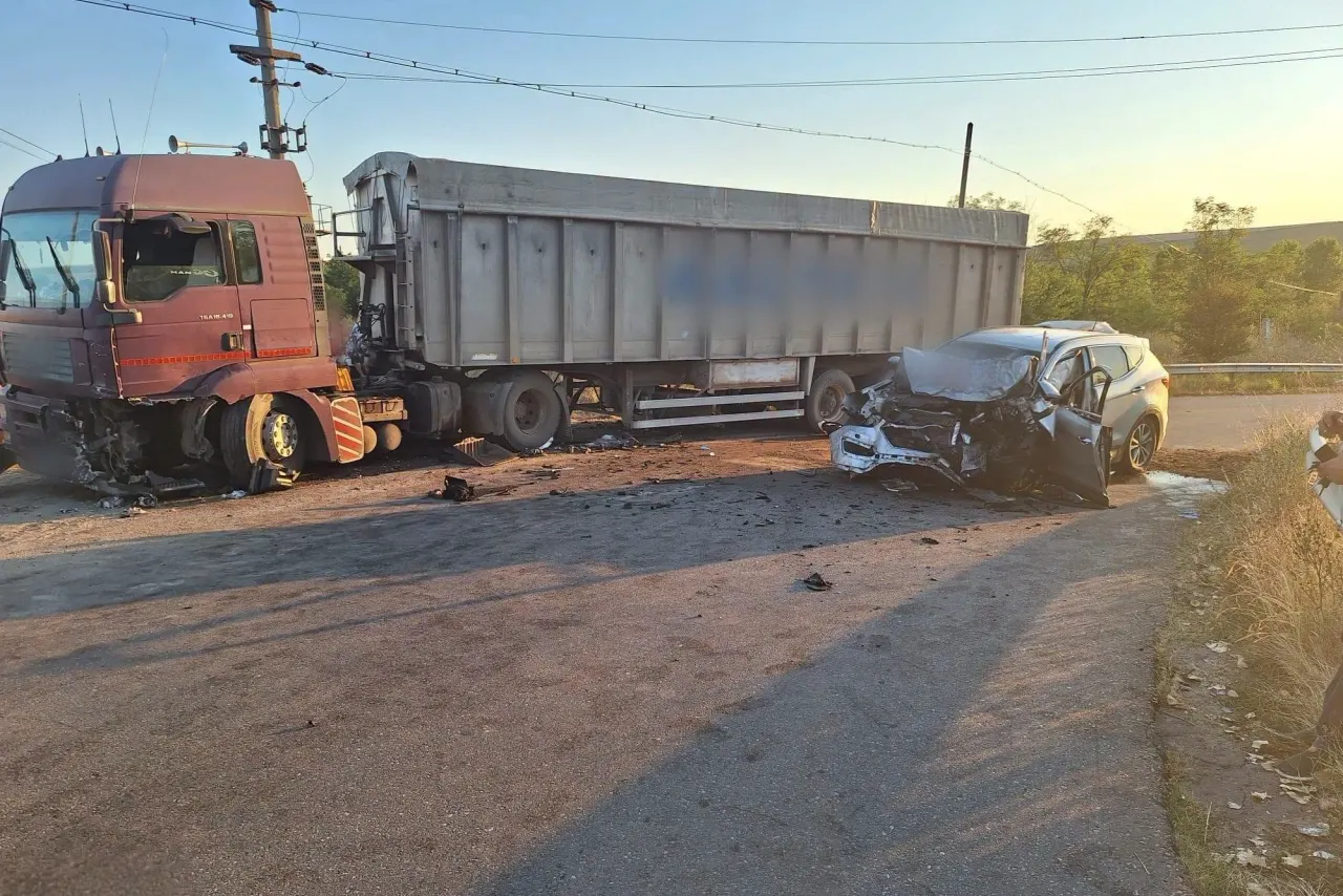 ACCIDENT grav! TÂNĂR de 27 de ani scos dintre fiare de pompieri după impactul cu un TIR! Mașină zdrobită!