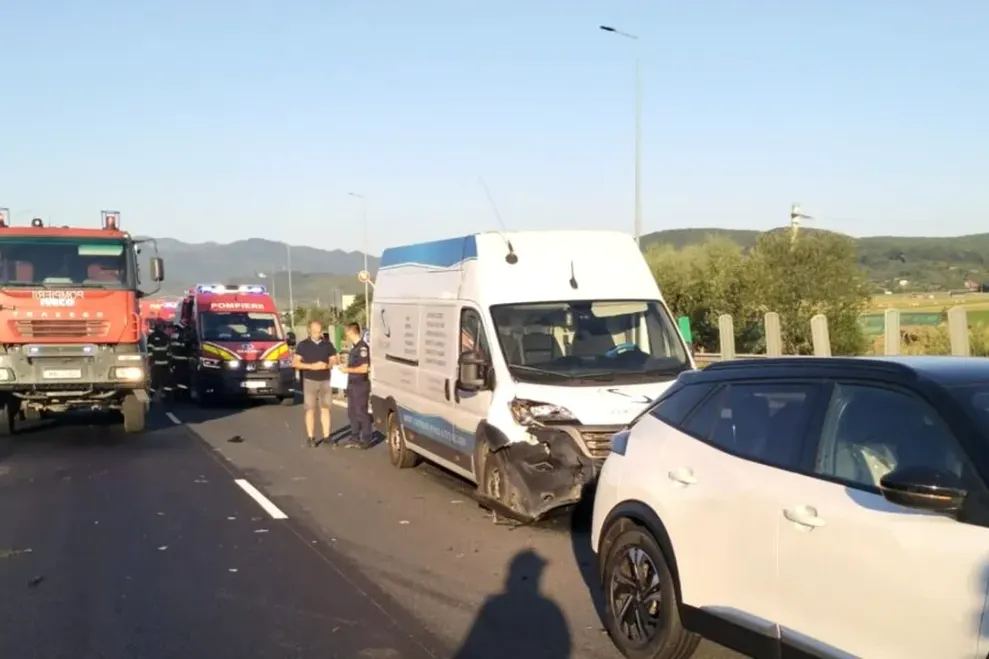 ACUM. ACCIDENT în lanț pe Autostrada A1! Patru mașini implicate, mai multe persoane transportate la spital. TRAFIC de coșmar!