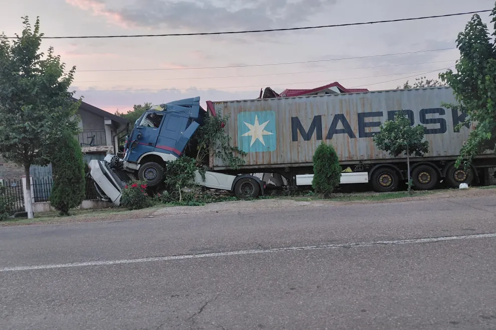 TIR scăpat de sub control, în Berezeni! A spulberat o mașină parcată și s-a oprit într-o gospodărie! PAGUBE imense!