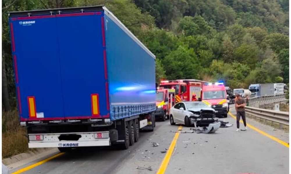 ACUM! Trafic PARALIZAT pe VALEA OLTULUI! Un bărbat a rămas încarcerat! Impact violent!