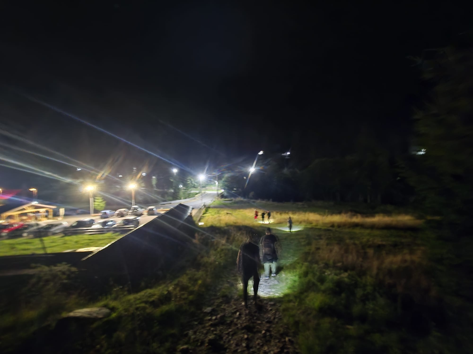CLIPE de PANICĂ în Munții Făgăraș! Șase TURIȘTI, între care doi COPII, s-au RĂTĂCIT pe traseu. Salvamontiștii au intervenit de URGENȚĂ!