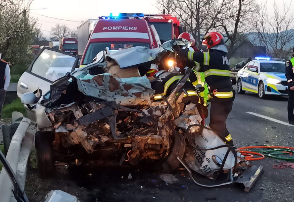 ACCIDENT GRAV pe DN 1: IMPACT VIOLENT între un autocar cu 54 de pasageri și un autoturism!