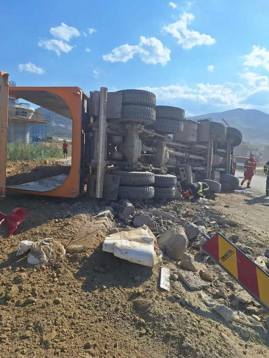 ACCIDENT GRAV! Camion încărcat cu pământ, RĂSTURNAT pe Valea Oltului! Șoferul de 27 de ani a ajuns la spital!