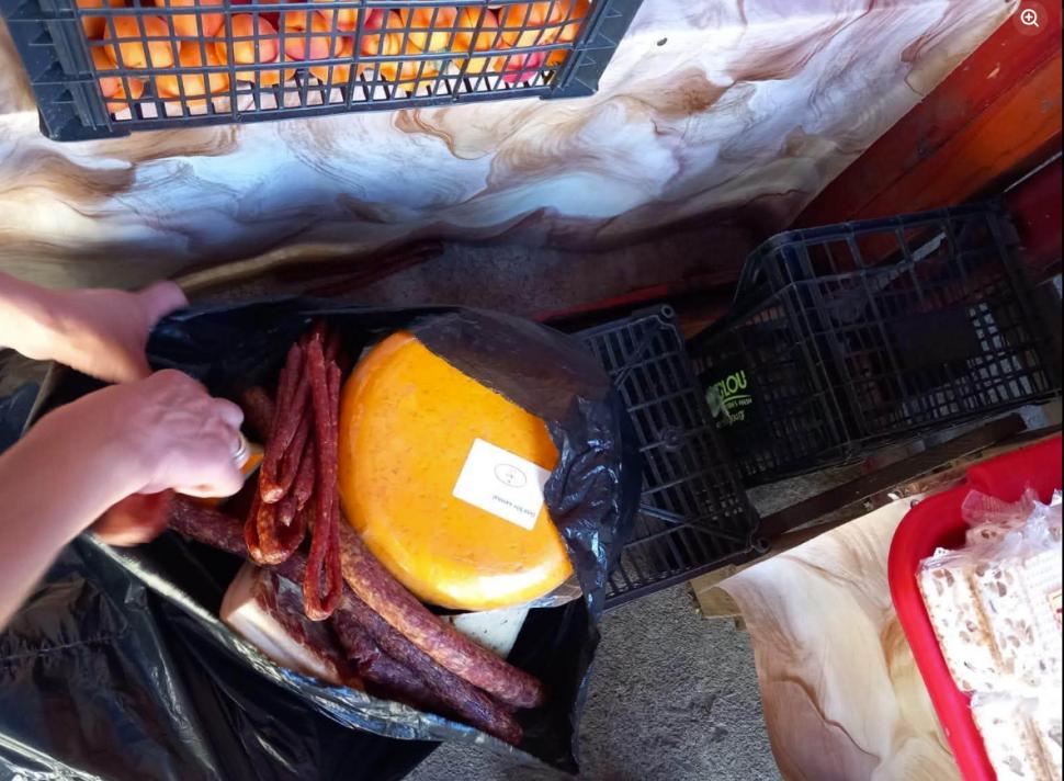„Pericol pentru turiști la Bâlea Lac! ANPC a găsit carne ținută în soare și alimente expirate. Amenzi de 300.000 de lei”.