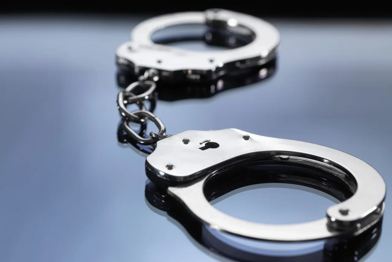 🚨 BĂTAIE SĂLBATICĂ ÎNTR-O PARCARE! O FAMILIE, DUSĂ ÎN AREST PREVENTIV. Victima, alergată și lovită cu bâtele