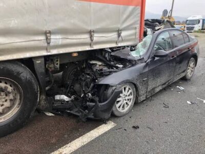 ACUM. ACCIDENT ÎNFIORĂTOR! Mașină zdrobită de TIR, bărbat MORT pe loc!