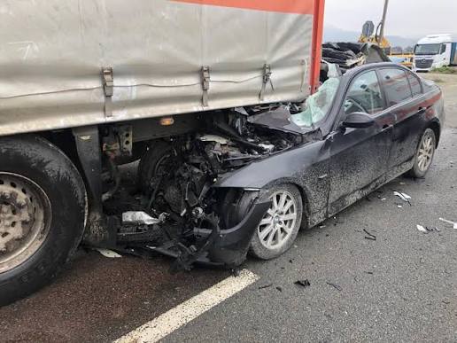 ACUM. ACCIDENT ÎNFIORĂTOR! Mașină zdrobită de TIR, bărbat MORT pe loc!