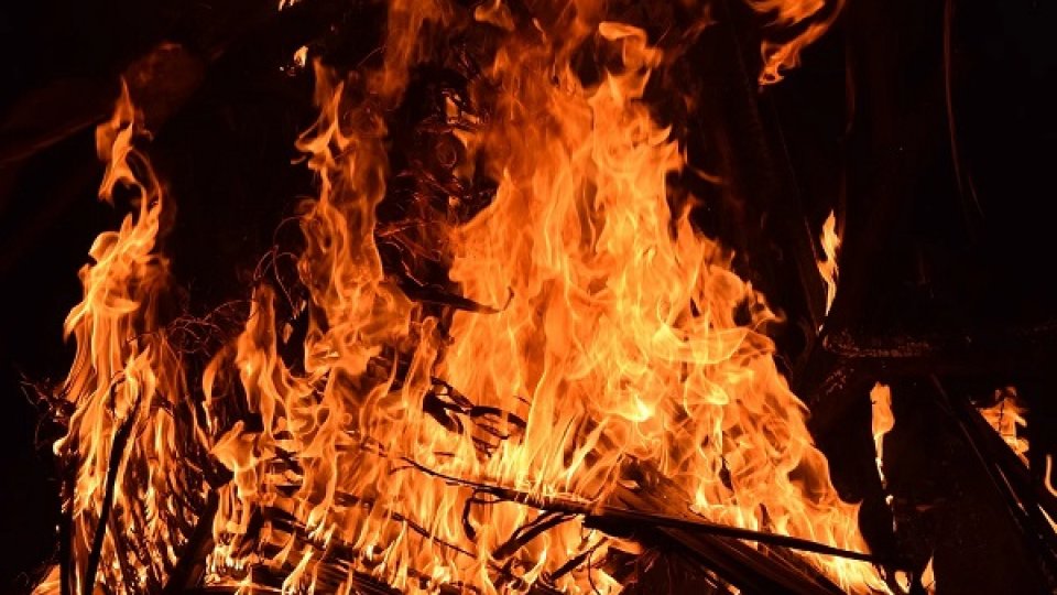 ACUM, în Argeș! Incendiu la o stivă de baloți în Valea Iașului. Pompierii intervin cu 3 autospeciale