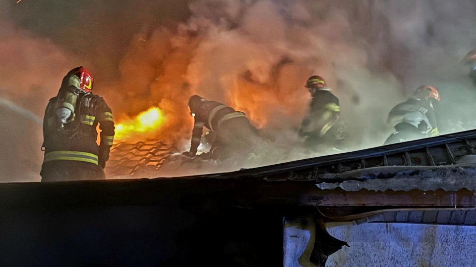 ACUM, în Argeș! Incendiu la o stivă de baloți în Valea Iașului. Pompierii intervin cu 3 autospeciale