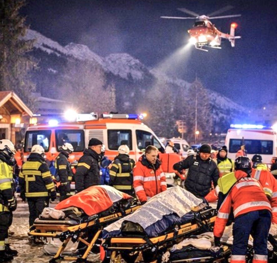 TRAGEDIE! Un MORT și 12 RĂNIȚI după un accident înfiorător! S-a înfipt cu trăsura într-un copac!